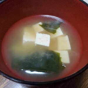 絹ごし豆腐とわかめの味噌汁（昆布だし）
